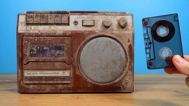 Нашел в сарае старый кассетный магнитофон из 90-х и включил его! Такого я не ожидал! Нашел в сарае старый кассетный магнитофон из 90-х и включил его! Такого я не ожидал!