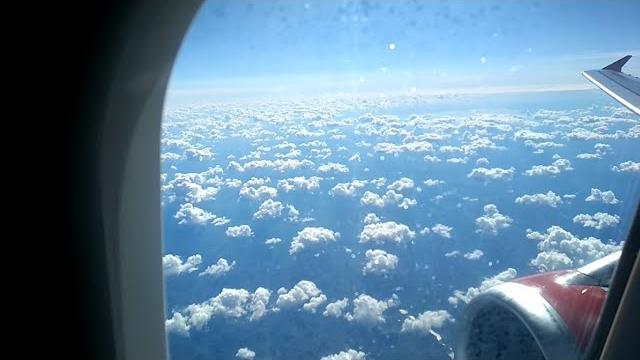 Полет над облаками, видео из иллюминатора самолета Airbus A319 рейса Санкт-Петербург - Симферополь Полет над облаками, видео из иллюминатора самолета Airbus A319 рейса Санкт-Петербург - Симферополь