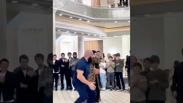 Чеченец прикольного танцует на свадьбе #ловзар #чеченцы Чеченец прикольного танцует на свадьбе #ловзар #чеченцы