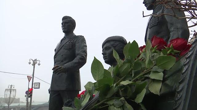 Руководство Минобороны России возложило цветы к композиции «Офицеры» на Фрунзенской набережной Руководство Минобороны России возложило цветы к композиции «Офицеры» на Фрунзенской набережной