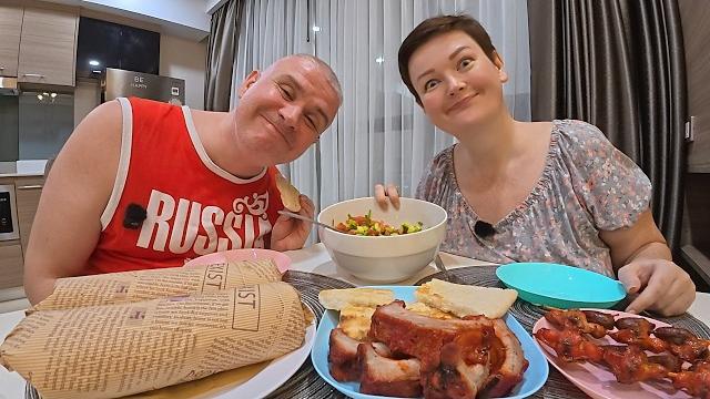 Мукбанг ОБЪЕДАЕМСЯ на ночь глядя и ХУДЕЕМ БЕЗ ДИЕТ! Вкусные ребрышки, кебаб, шаурма и салат на ужин Мукбанг ОБЪЕДАЕМСЯ на ночь глядя и ХУДЕЕМ БЕЗ ДИЕТ! Вкусные ребрышки, кебаб, шаурма и салат на ужин