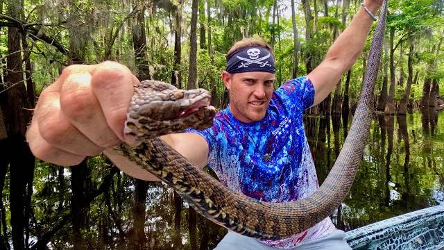 Catch and Cook -BIGGEST SWAMP SNAKE I'VE EVER SEEN!! Catch and Cook -BIGGEST SWAMP SNAKE I'VE EVER SEEN!!