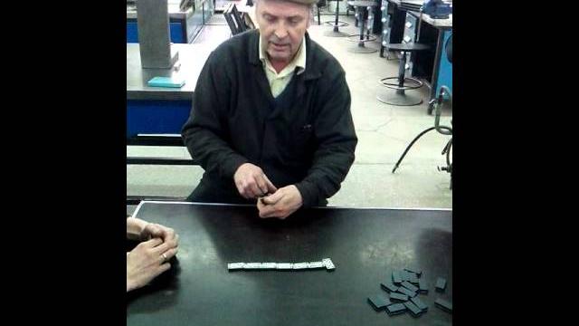мужик жестко играет в домино мужик жестко играет в домино