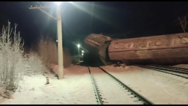 Столкновение двух поездов в Мурманской обл,все пассажиры эвакуировались из поезда, оказывают помощь Столкновение двух поездов в Мурманской обл,все пассажиры эвакуировались из поезда, оказывают помощь