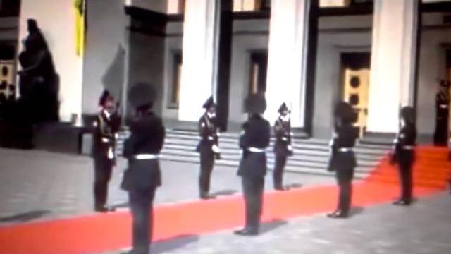 ПОРОШЕНКО ИНАУГУРАЦИЯ У СОЛДАТА УПАЛО ОРУЖИЕ КАРАБИН (ИНТЕРЕСНАЯ АНАЛОГИЯ С ЯНУКОВИЧ) УКРАИНА 2014 ПОРОШЕНКО ИНАУГУРАЦИЯ У СОЛДАТА УПАЛО ОРУЖИЕ КАРАБИН (ИНТЕРЕСНАЯ АНАЛОГИЯ С ЯНУКОВИЧ) УКРАИНА 2014