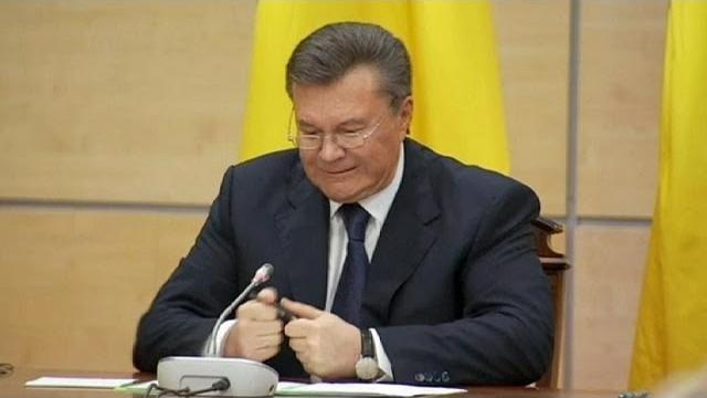 Янукович сломал ручку, извиняясь перед народом Янукович сломал ручку, извиняясь перед народом