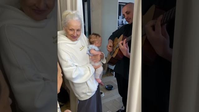 Катя и Лёня IOWA поют для своего малыша ️️ #iowa Катя и Лёня IOWA поют для своего малыша ️️ #iowa