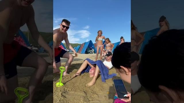 Роды на пляже. #shorts Приколы. Угары Роды на пляже. #shorts Приколы. Угары