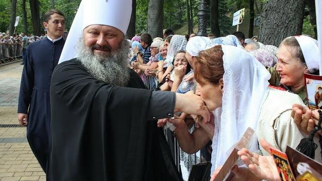Обязательно ли целовать руку священнику? Обязательно ли целовать руку священнику?