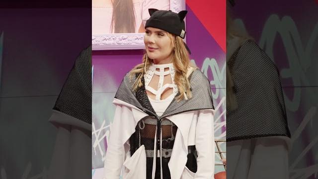 Елена Райтман показала подписчице средний палец? Елена Райтман показала подписчице средний палец?