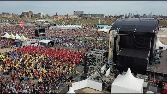 2.000 DRUMMERS ON THE BEACH - FOUR HORIZONS (CONCERT VIDEO) 2.000 DRUMMERS ON THE BEACH - FOUR HORIZONS (CONCERT VIDEO)