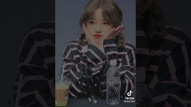 Yuqi with her long hair Yuqi with her long hair
