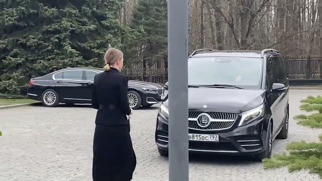 Дарья Мороз приехали на прощание с отцом Константина Богомолова Дарья Мороз приехали на прощание с отцом Константина Богомолова