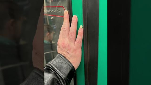 Длинный ноготь у мужика на мизинце. Зачем и почему? Длинный ноготь у мужика на мизинце. Зачем и почему?