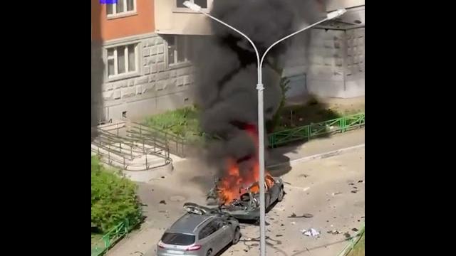 Автомобиль загорелся после взрыва в Балашихе Автомобиль загорелся после взрыва в Балашихе