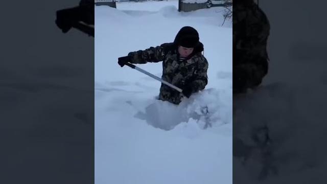 Батя и чистка снега #shorts Батя и чистка снега #shorts