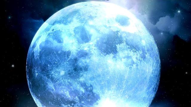 Почему Луна светится? Почему Луна светится?