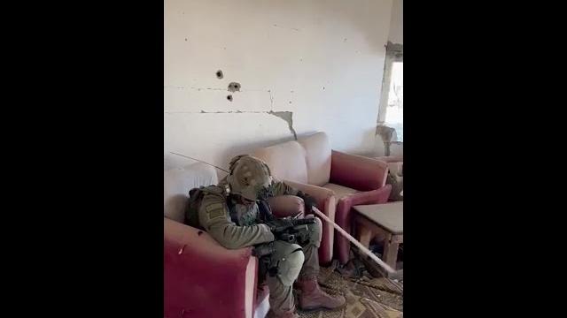 Israeli soldier mimics Yahya Sinwar's final moments Israeli soldier mimics Yahya Sinwar's final moments