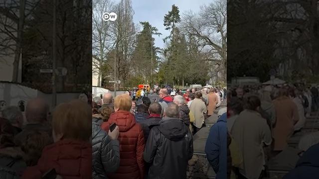 Очереди перед избирательным участком в Бонне - многие пришли специально на «полдень против Путина» Очереди перед избирательным участком в Бонне - многие пришли специально на «полдень против Путина»
