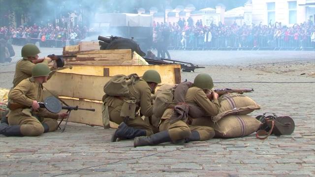 Взрывы и стрельба в центре Выборга. Реконструкторы показали, как могли выглядеть сражения за город Взрывы и стрельба в центре Выборга. Реконструкторы показали, как могли выглядеть сражения за город