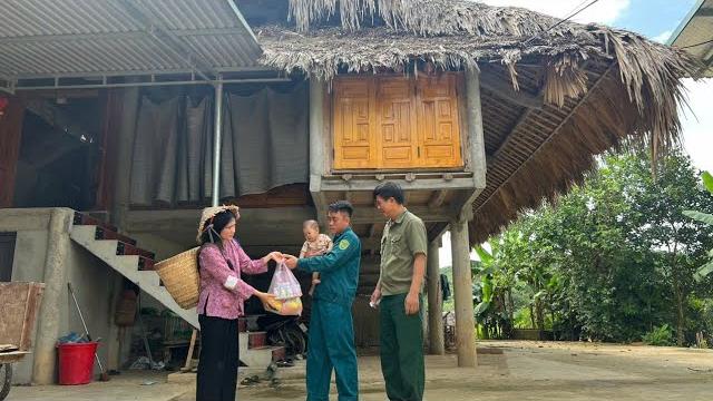 Single mother - saves abandoned 3-month-old baby girl and gets help from village chief % police Single mother - saves abandoned 3-month-old baby girl and gets help from village chief % police