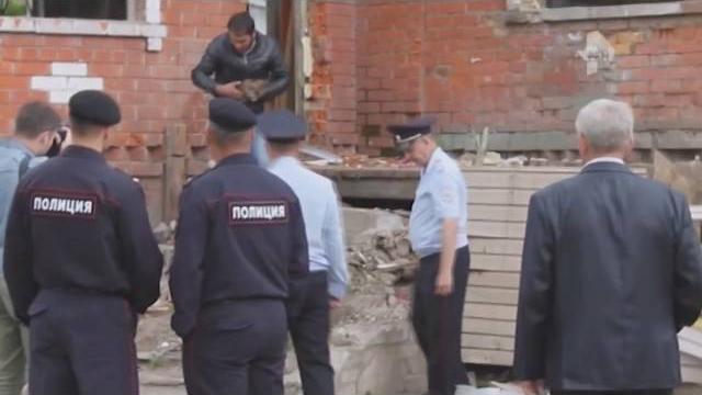Цыган-живодёр убил котёнка на глазах у толпы Цыган-живодёр убил котёнка на глазах у толпы