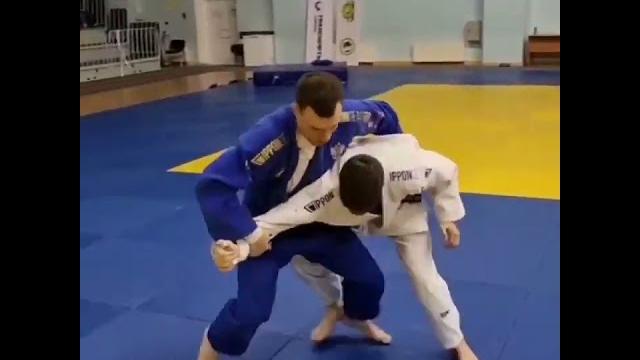 Скачать видео в (ссылкa в профиле)#judo #judô #judorussia#judofamily #judoteam#judostyle #judogirls Скачать видео в (ссылкa в профиле)#judo #judô #judorussia#judofamily #judoteam#judostyle #judogirls