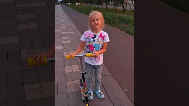 Оливия учится кататься на двухколесном самокате #ура #6лет #развлечениядлядетей #развитиедетей Оливия учится кататься на двухколесном самокате #ура #6лет #развлечениядлядетей #развитиедетей