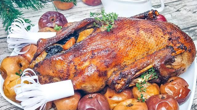 РОЖДЕСТВЕНСКИЙ ГУСЬ В ДУХОВКЕ С ЯБЛОКАМИ РОЖДЕСТВЕНСКИЙ ГУСЬ В ДУХОВКЕ С ЯБЛОКАМИ