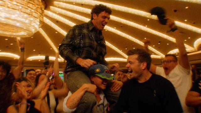 Martin Garrix & Lauv - MAD (Official Video) Martin Garrix & Lauv - MAD (Official Video)