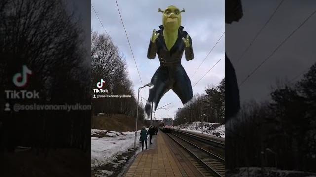 Шрек танцует над поездом! Я ржал! #Shorts #шрек #танец Шрек танцует над поездом! Я ржал! #Shorts #шрек #танец