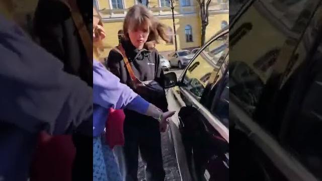 Увидела странную девушку возле своей машины! Увидела странную девушку возле своей машины!