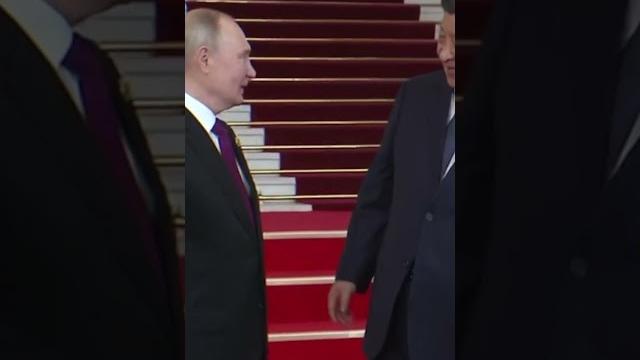 Путин не пожал руку Си Путин не пожал руку Си