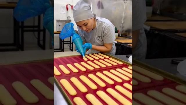 Как делают эклеры на производстве Как делают эклеры на производстве