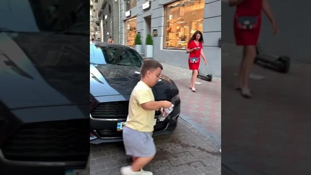 Зачем она села на мою машину? Зачем она села на мою машину?