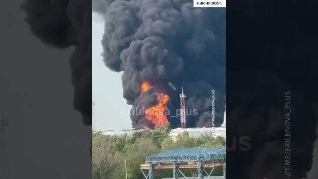 В Энгельсе Саратовской области продолжается пожар на нефтебазе, которую вновь атаковал беспилотник В Энгельсе Саратовской области продолжается пожар на нефтебазе, которую вновь атаковал беспилотник