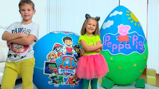 Макс и Катя играют с сюрпризами в огромных яйцах Макс и Катя играют с сюрпризами в огромных яйцах