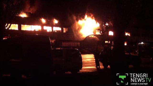 Видео пожара в торговом центре "Адем" в Алматы Видео пожара в торговом центре "Адем" в Алматы