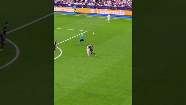 Modrić: takes the corner, tracks back to make the recovery Modrić: takes the corner, tracks back to make the recovery
