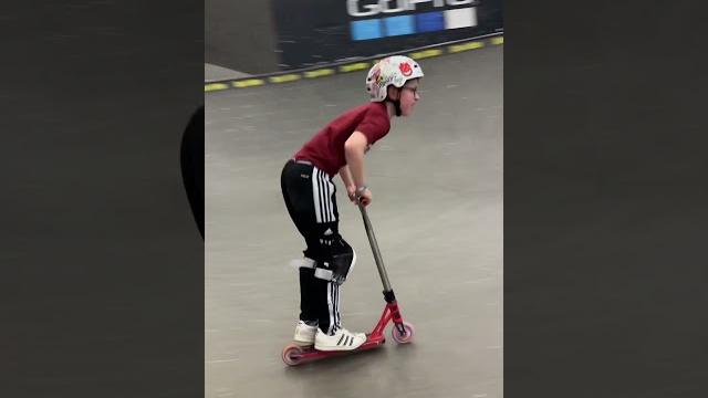 ТРЮКИ ПО УБЫВАНИЮ #трюкинасамокате #scootering ТРЮКИ ПО УБЫВАНИЮ #трюкинасамокате #scootering