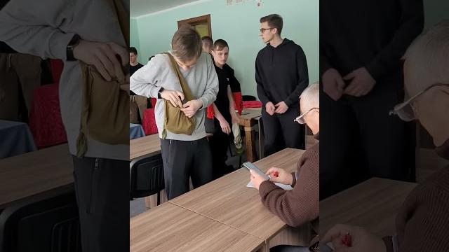 Ребята соревнуются в надевании противогаза Ребята соревнуются в надевании противогаза