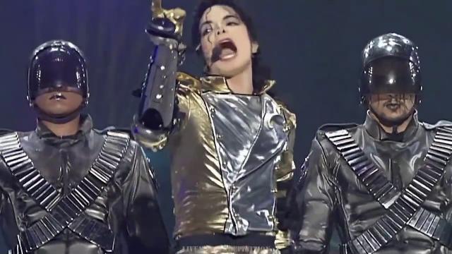 Michael Jackson (with drummer Jonathan Moffett) "They Don't Care About Us" (Munich 1997) Michael Jackson (with drummer Jonathan Moffett) "They Don't Care About Us" (Munich 1997)