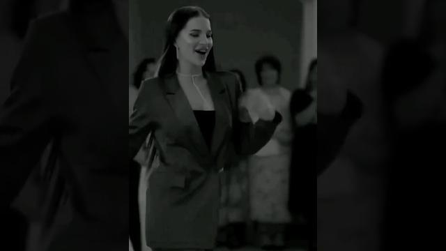 «Ваа… Какая она красивая! Настоящая королева свадьбы ️» #свадьба #музыка #видео #лезгинка «Ваа… Какая она красивая! Настоящая королева свадьбы ️» #свадьба #музыка #видео #лезгинка