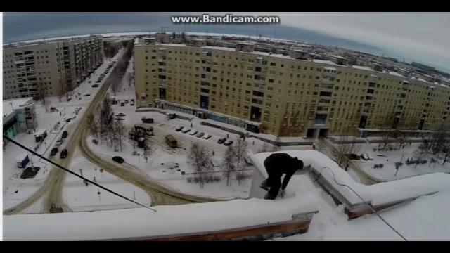 шок мужик упал с крыши!!!!! шок мужик упал с крыши!!!!!