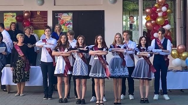 выход выпускников | последний звонок 2024 выход выпускников | последний звонок 2024