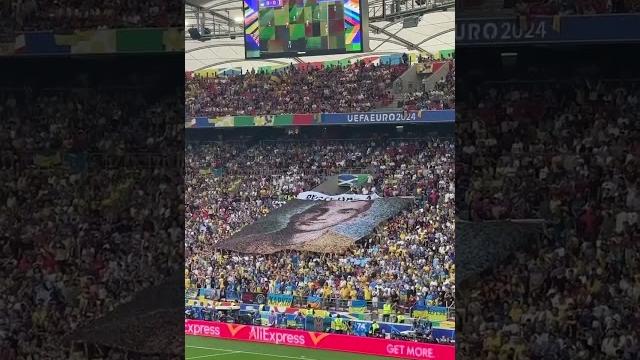Матч Украина-Бельгия,болельщики развернули баннер с изображением Назария"Гренки"Гринцевича Матч Украина-Бельгия,болельщики развернули баннер с изображением Назария"Гренки"Гринцевича