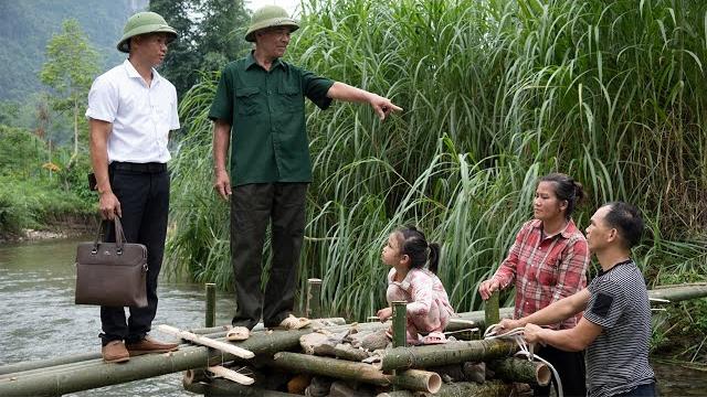 Single mother builds bamboo bridge across stream, surprised to see mayor visit police husband Single mother builds bamboo bridge across stream, surprised to see mayor visit police husband