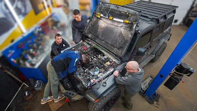 Лезем в мотор Jeep! Это конец… Лезем в мотор Jeep! Это конец…