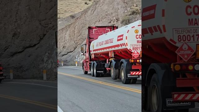 ELEGANTE PASADA DE TRUCKS BOLIVIANOS POR LAS FALDAS DEL IMPONENTE CERRO BAÚL TORATA MOQUEGUA ELEGANTE PASADA DE TRUCKS BOLIVIANOS POR LAS FALDAS DEL IMPONENTE CERRO BAÚL TORATA MOQUEGUA