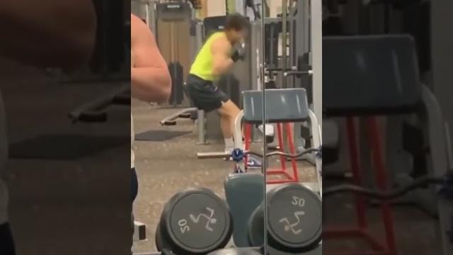 Вэлком ту спортзал #shorts #gym #funny #funnyshorts #прикол #смешно #тренировка #смешныемоменты Вэлком ту спортзал #shorts #gym #funny #funnyshorts #прикол #смешно #тренировка #смешныемоменты